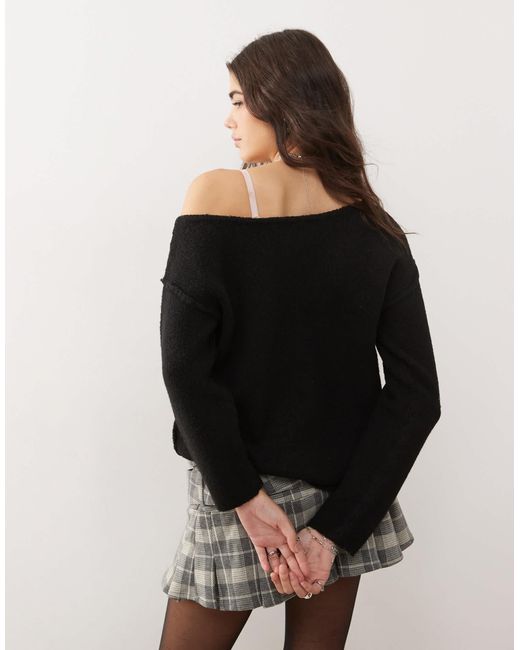 Pull asymétrique ample à épaule dénudée en maille confortable Miss Selfridge en coloris Black