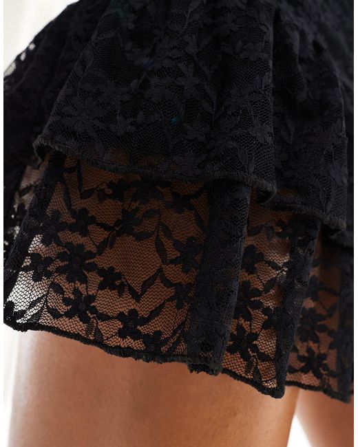 Mini jupe-short en dentelle à volants Miss Selfridge en coloris Black