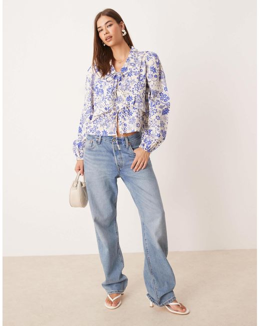 Y.A.S Blue – vorne gebundenes oberteil mit rüschen und paisley-blumenprint