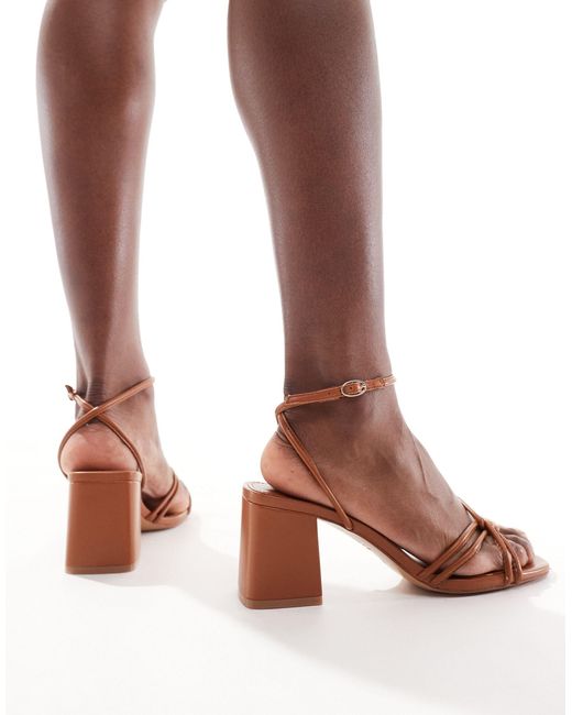 Sandali con tacco color cuoio con fascette e punta quadrata di Mango in Brown