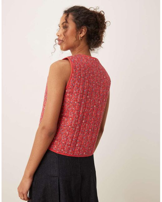 Chaleco Rojo Guateado Con Estampado De Florecitas Y Detalle De Lazadas De Nobody's Child de color Red