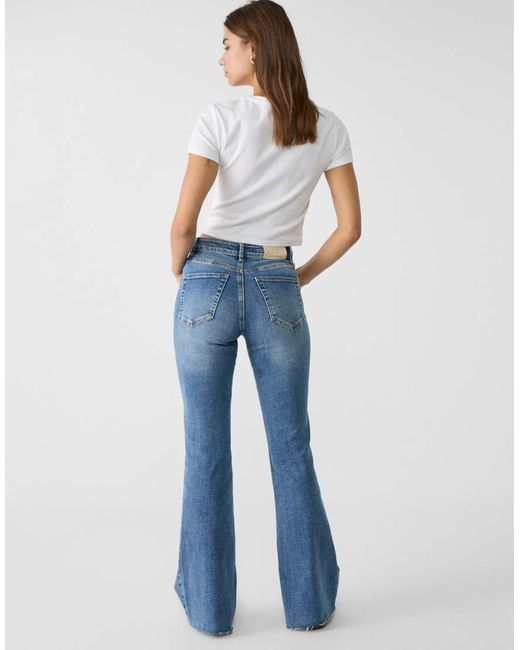 Jeans A Zampa Medio Con Spacchi di Stradivarius in Blue