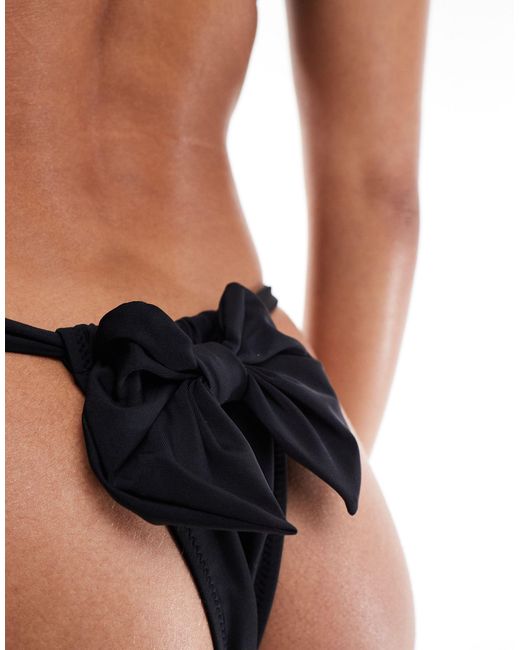 Slip bikini sgambati neri con fiocco sul retro di Miss Selfridge in Black