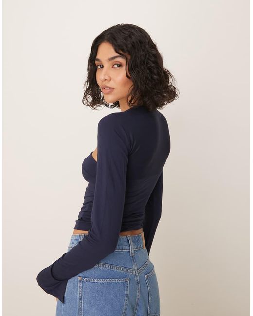 Top Marino De Manga Larga Con Cuello Cuadrado Y Puños Abiertos De Gina Tricot de color Blue