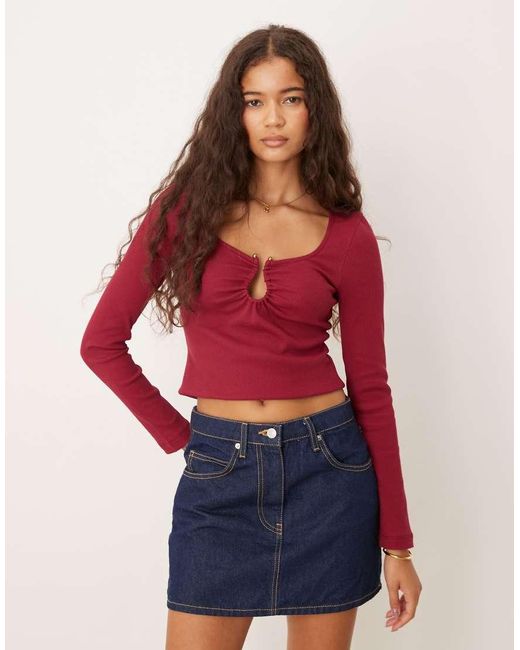 ASOS Geribbelde Top Met Keyhole, Lange Mouwen En Metalen Details in het Red