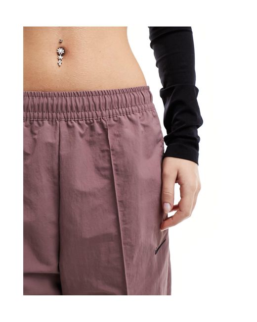 Trend - pantaloni parachute extra larghi malva fumé di Nike in Purple