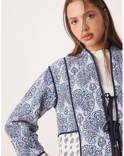 Vila Blue – gesteppte blaue jacke im patchwork-stil mit paisleymuster und bindedetail vorne