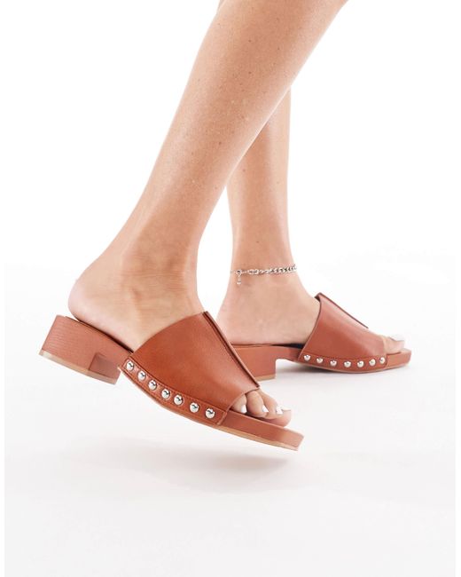 Sandales à talon avec bride à clous en imitation daim - fauve London Rebel en coloris Pink