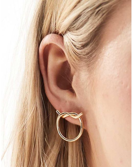 Orecchini A Bottone Con Design Annodato di ASOS in Natural