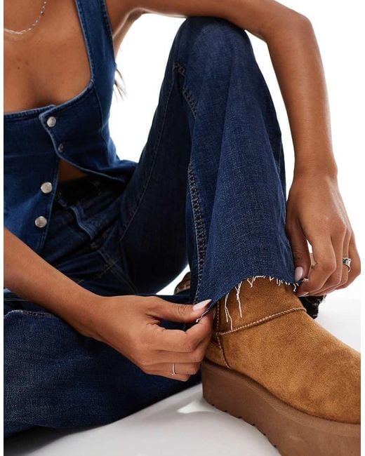 Stradivarius Flared Jeans Met Gespleten Zoom in het Blue