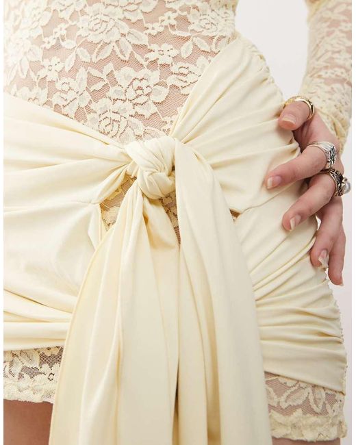 Vestido Corto Amarillo Crema De Manga Larga De Encaje Con Detalle Drapeado Anudado En La Falda Midnight De Lioness de color Yellow