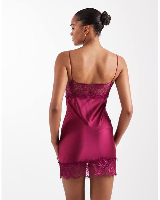 Vestido Corto De Satén Con Detalle De Copas De Encaje Transparente Angelic De -Morado Lioness de color Red