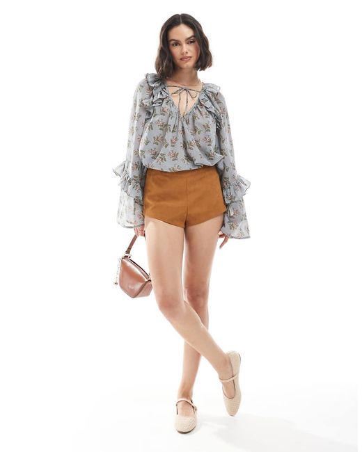 Top Grembiule Con Allacciatura Sul Collo, Maniche Svasate E Stampa A Fiori di ASOS in White