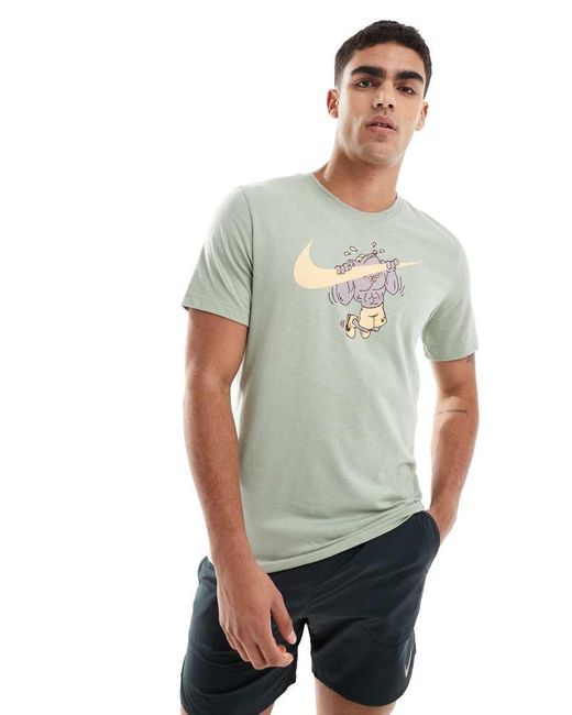 Camiseta Con Estampado Gráfico De Dominada Dri-Fit De Nike de hombre de color Green