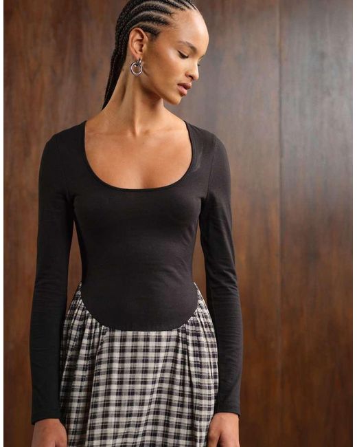 ASOS Hybride Geruite Maxi Jurk Met Lage Ronde Hals En Lange Mouwen in het Brown