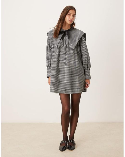 Vestido Corto Negro Y Blanco A Cuadros Amplio Con Lazada Y Solapas Extragrandes De Glamorous de color Gray