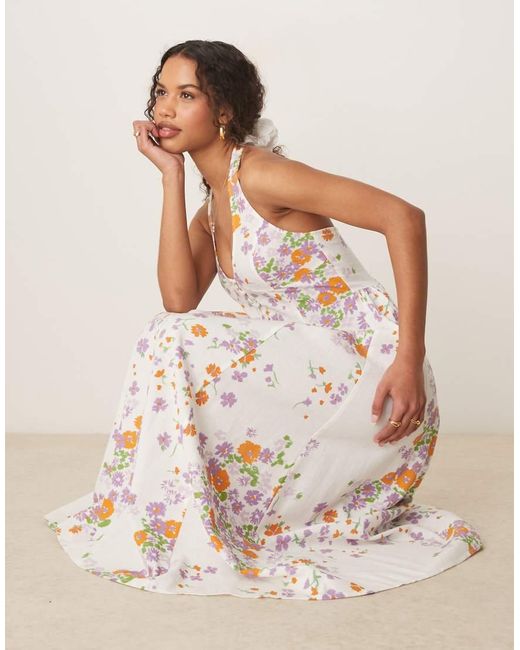 Vestido Midi Con Cuello Halter, Y Godets En El Bajo De ASOS de color Natural