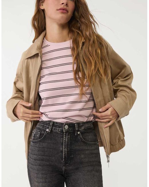 Jeans A Zampa Scuro Con Spacco Sul Fondo di Stradivarius in White