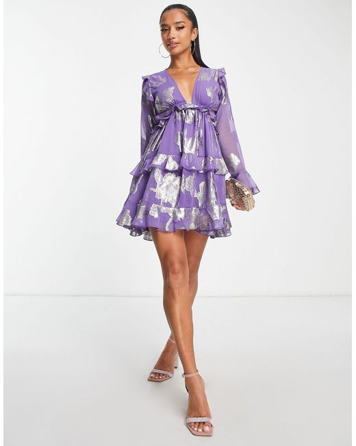 Vestido corto morado escalonado con estampado floral y detalle ASOS de color Purple