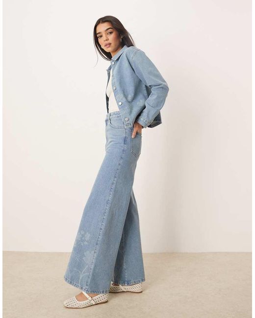 Vaqueros De Corte Acampanado Estilo Años 70 Y Diseño De Flores A Láser De ASOS de color Blue