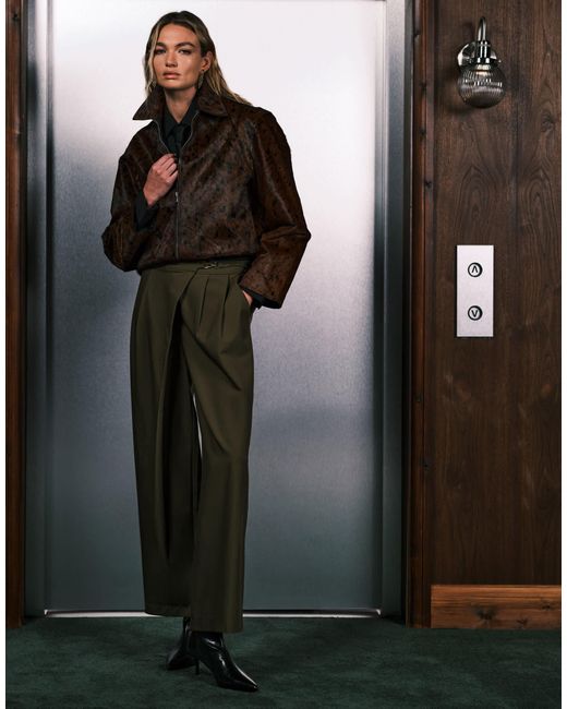 Pantalon ample et ajusté avec détail croisé asymétrique à boucle - kaki ASOS en coloris Black