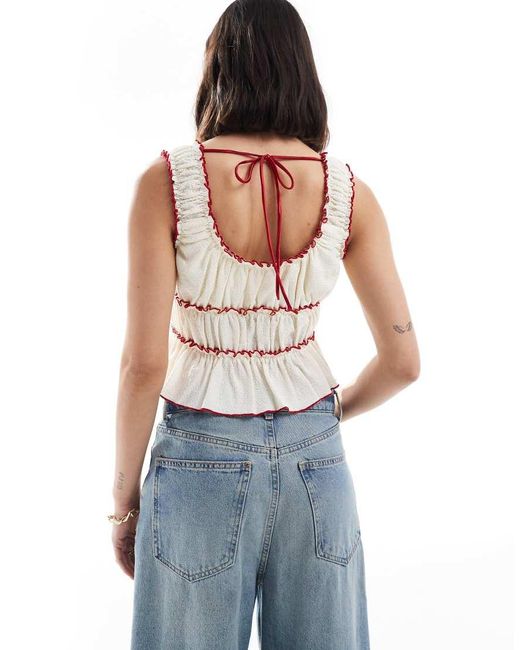 Top Color Crema Con Ribetes Rojos En Contraste, Detalle De Lazada Y Sobrefalda Exclusivo De The Frolic de color White