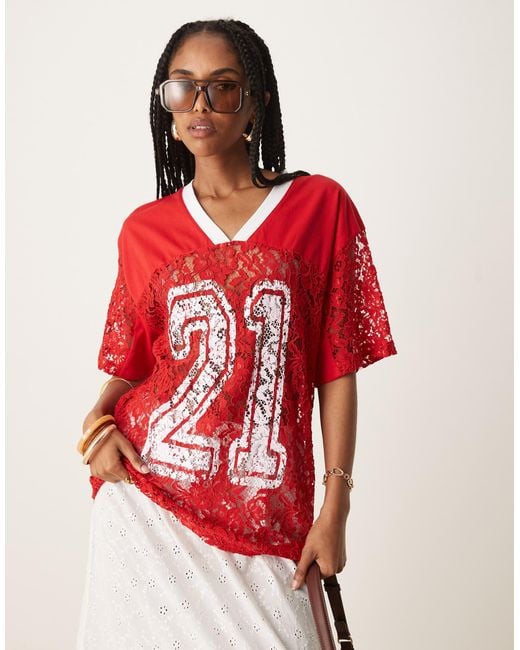 ASOS Red – es oversize-t-shirt im fußball-look aus spitze mit "21"-grafikprint