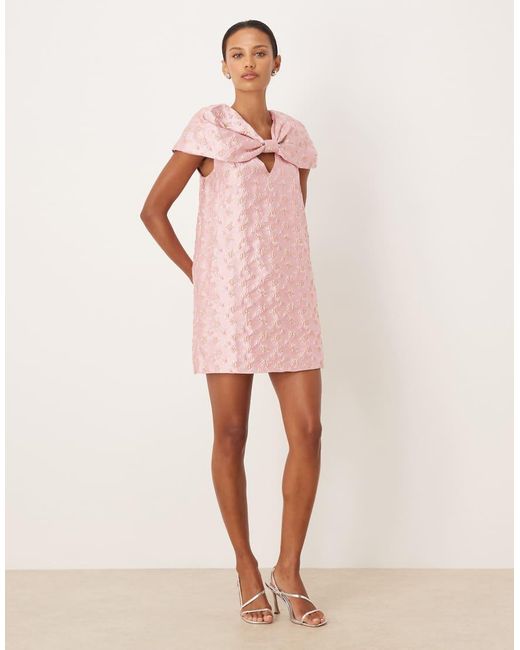 Sister Jane Mini Jurk Van Gebloemd Jacquard Met Strik En Capemouwen in het Pink