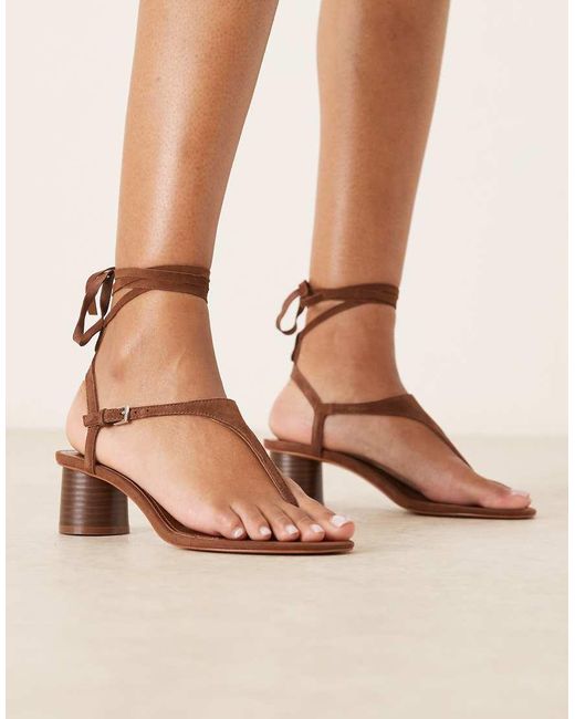 Sandalias Marrones Con Tacón De Bloque Y Cierre Con Lazada De Cuero De Mango de color Natural