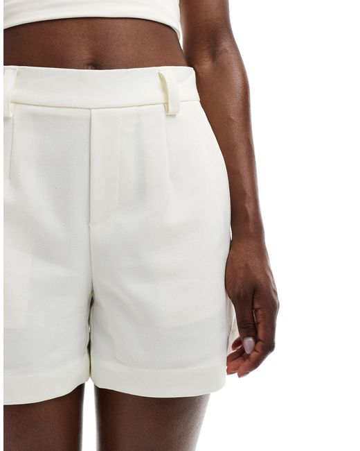Object White – elegante shorts