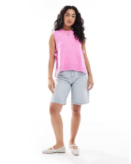 Chaleco Estilo Tabardo Con Cuello Redondo Y Lazadas Laterales De ASOS de color Pink