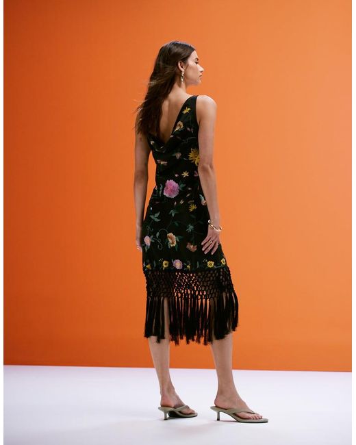 Vestido Corto Con Diseño Bordado, Espalda Desbocada Y Bajo De Flecos De ASOS de color Orange