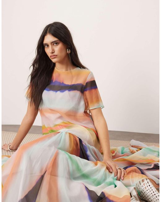 ARRANGE Natural Ment – langes t-shirt-kleid aus transparentem chiffon mit verschwommenem streifenmuster und tiefer taille