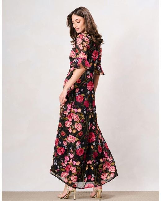 Hope & Ivy White The Kim Frill Sleeve Thigh Split Maxi Dress With Lace Trim