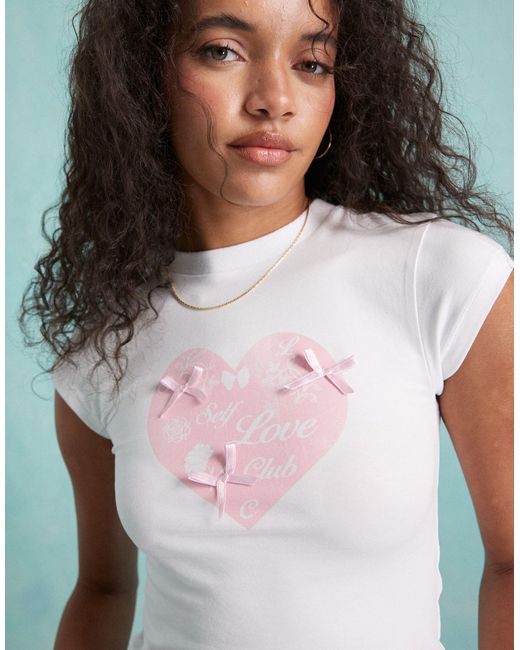 T-shirt con stampa "self love club" di Miss Selfridge in White