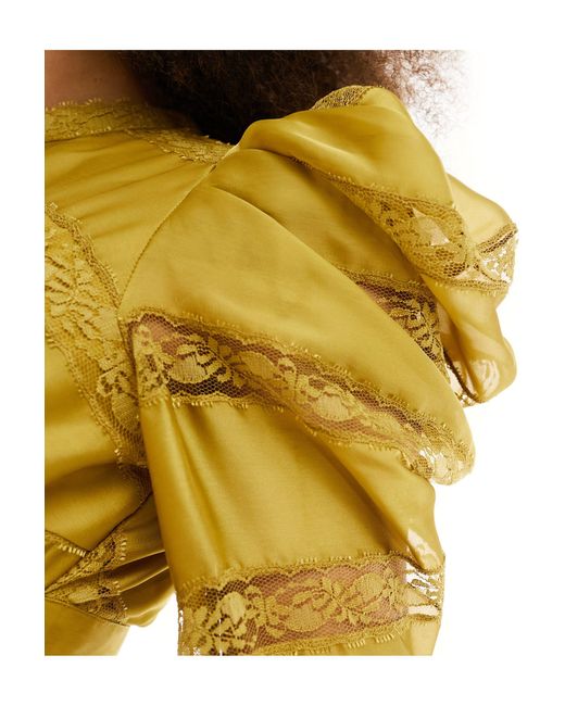 Vestido corto amarillo mostaza con cuello alto, aberturas e insertos ASOS de color Yellow