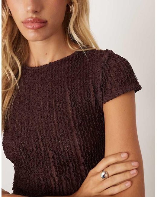 Camiseta Texturizada Con Diseño Encogido Y Volantes De ASOS de color Red