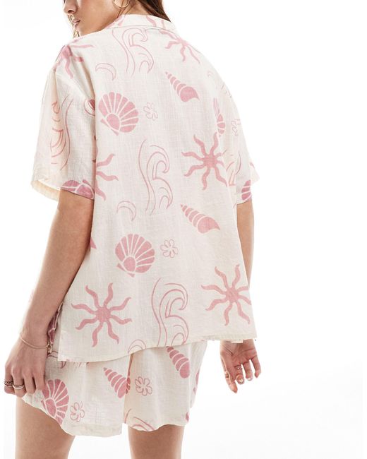 Ensemble en coton avec chemise oversize et short à imprimé rétro - ivoire Loungeable en coloris Pink