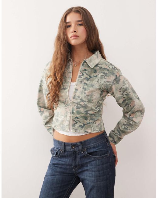Veste en jean ajustée style années 90 avec imprimé camouflage Collusion en coloris Natural