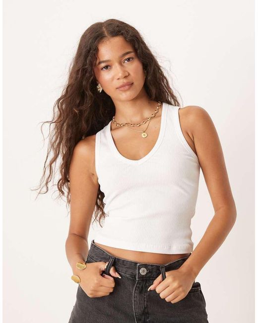 Canotta Bianca A Coste Con Scollo A V di ASOS in White