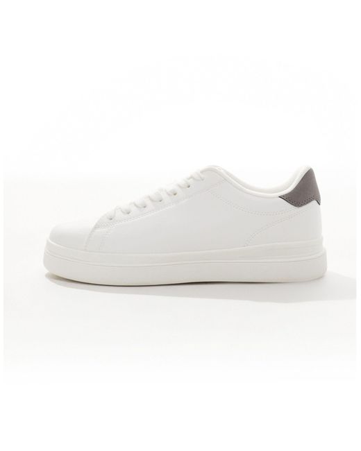Sneakers bianche stringate con dettaglio a contrasto sul tallone di Pull&Bear in White da Uomo