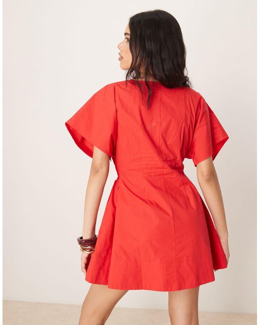 Robe courte à manches courtes et col v avec plis serrés ASOS en coloris Red