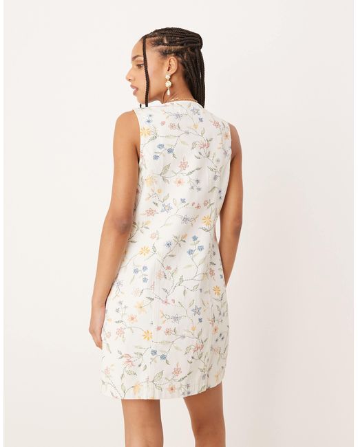 Ned - robe chasuble courte en jean - blanc fleuri Nobody's Child en coloris Natural
