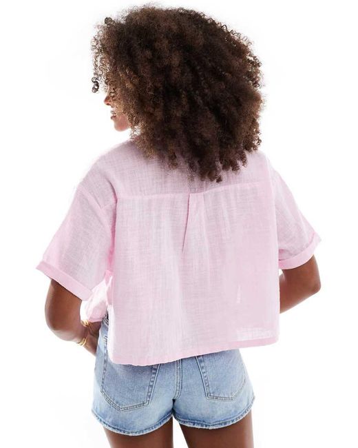 Camicia A Maniche Corte Squadrata Effetto Lino di Bershka in White