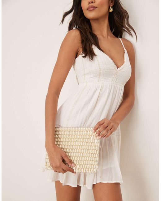 Pochette à fermeture éclair avec perles nacrées goutte d'eau - crème ASOS en coloris Natural