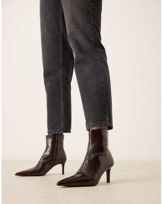 Botas Rojo Guinda De Tacón Con Puntera Fina De Tejido Efecto Cuero Texturizado De Mango de color Black