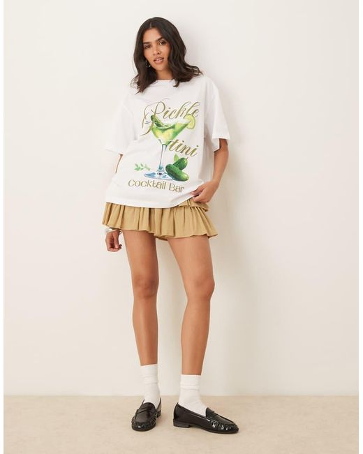 Camiseta Blanco Extragrande Con Estampado Gráfico De Bebida Y Pepinillos De ASOS de color Natural