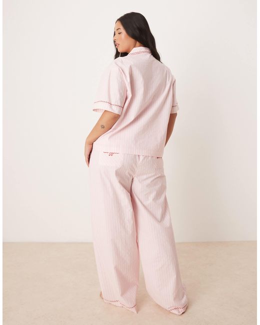 Asos design curve - ensemble pyjama rayé à manches courtes à broderie coffee break ASOS en coloris Pink