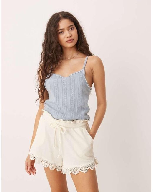 Pantalones Cortos De Punto Gofrado Con Detalle De Encaje En El Bajo De ASOS de color White