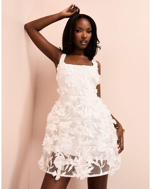 Robe structurée courte avec encolure carrée et fleurs en 3d ASOS en coloris Natural